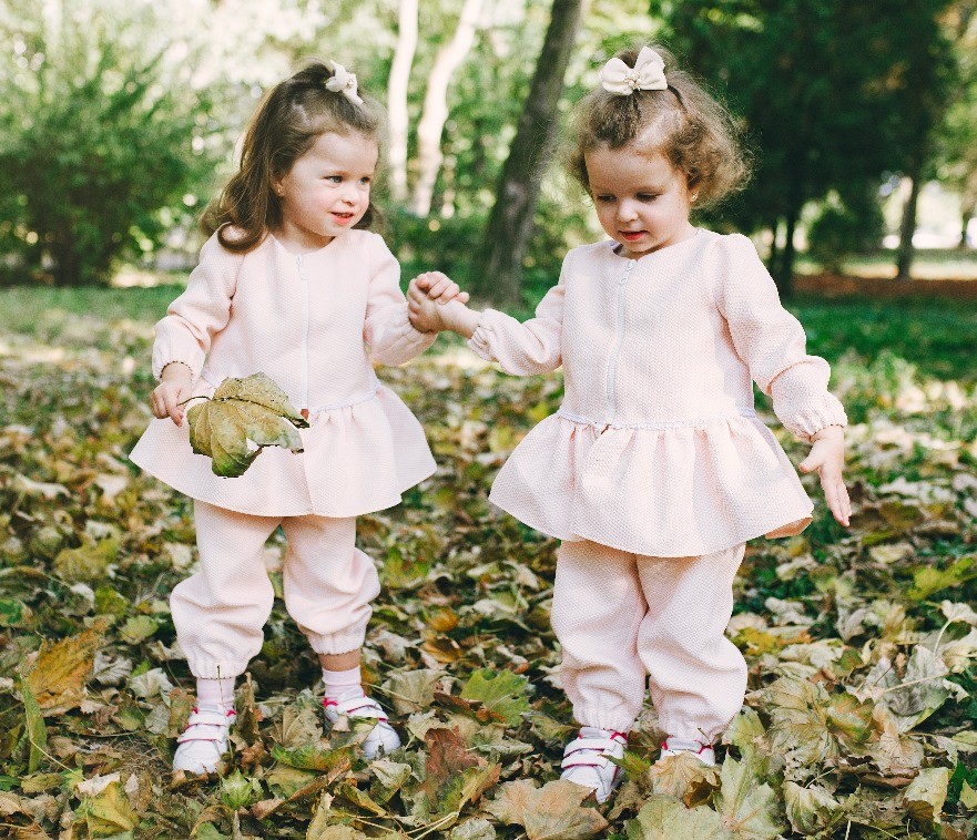 ¿Es conveniente vestir a los gemelos con la misma ropa?